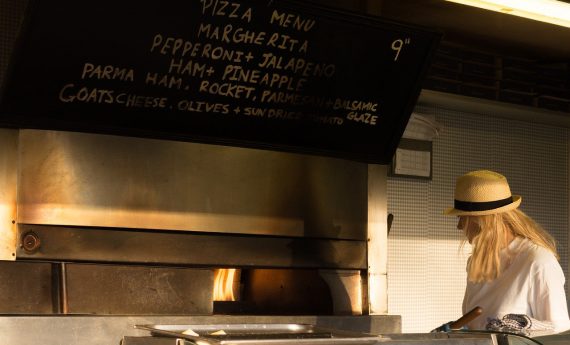 pizza-shop-996619_1280